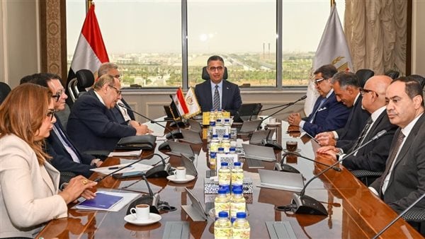 التموين تبحث آليات تطوير البنية التكنولوجية للمنافذ والمشروع القومي كاري أون