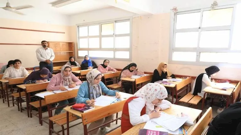طلاب الثانوية العامة يؤدون امتحاني الكيمياء والجغرافيا الخميس المقبل
