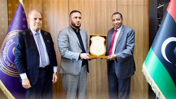 الدخيري ووزير الزراعة الليبي يبحثان تعزيز التعاون الزراعي وتوسيع برامج المنظمة