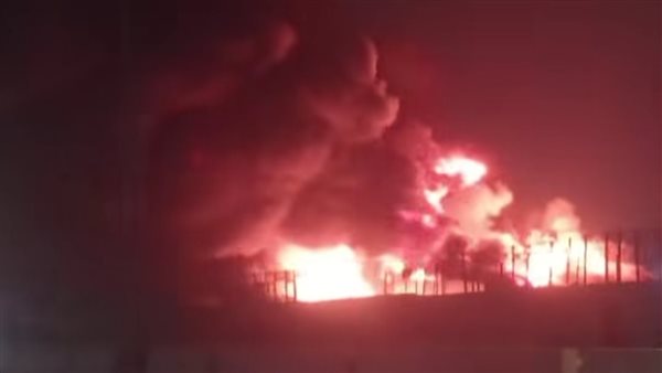 الدفع ب١٨ سيارة إطفاء وأسعاف للسيطرة علي حريق مصنع بطريق أبوزعبل الخانكة