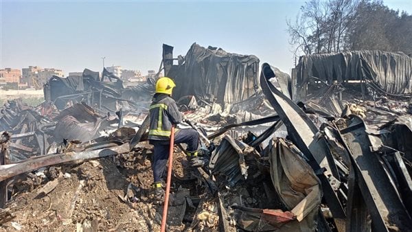 السيطرة على حريق مصنع الكيماويات بالخانكة بعد 15 ساعة.. والمعاينة الأولية ترجّح ماسا كهربائيا