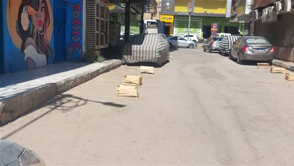 الطوب والجراكن تعيق حركة المرور في شوارع الأقصر