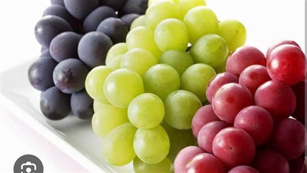 العنب.. كنز غذائي يعزز صحة المرأة في مختلف مراحل العمر