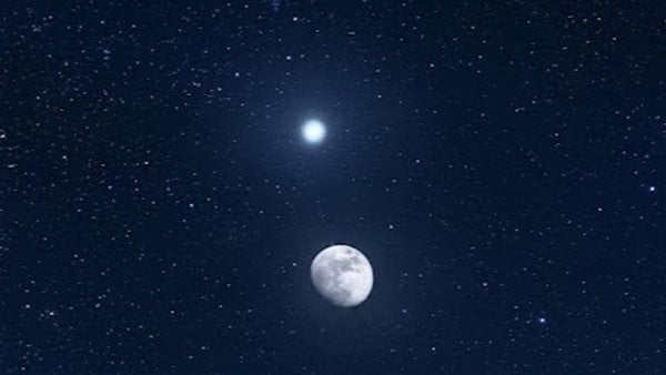 القمر يصل إلى طور التربيع الأول في سماء الوطن العربي اليوم