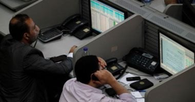 اللون الأخضر يكسو 12 قطاعًا بالبورصة.. الاتصالات ومواد البناء في الصدارة