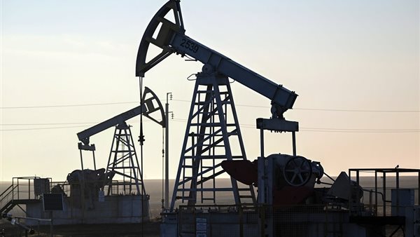 أسعار النفط تتخلى عن مكاسبها المبكرة مع استمرار الضبابية الجيوسياسية