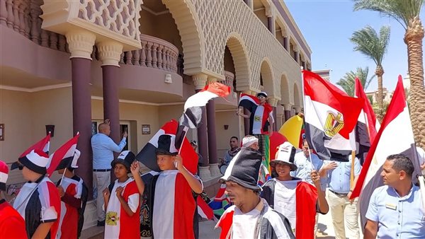 سياح العالم يحتفلون بذكرى ثورة 30 يونيو في فنادق الغردقة بأعلام مصر