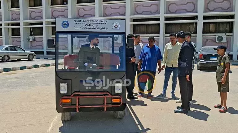 طلاب جامعة السويس يبتكرون سيارة كهربائية هجينة تعمل بالطاقة النظيفة (فيديو وصور)