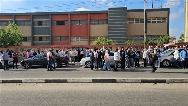 بالدعوات والقلق.. طلاب الإسماعيلية يستقبلون أول أيام الثانوية العامة