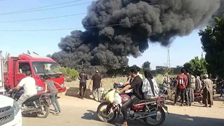 صور: الدفع بأربع سيارات إطفاء للسيطرة على حريق في مخزن خردة بالمنوفية