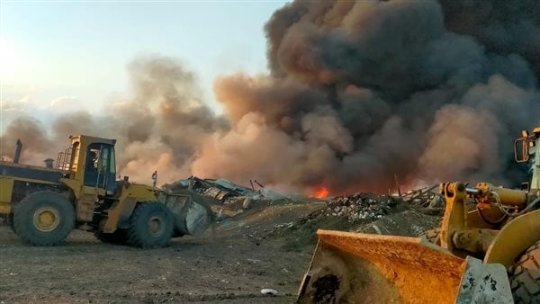 بدء أعمال التبريد داخل مصنع البويات والزيوت ومخزن الألومنيوم بالخانكة في القليوبية وسط دعم مكثف من الحماية المدنية واللوادر