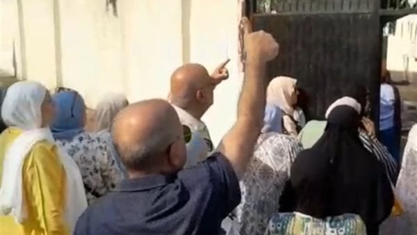 بدعيلك يا حبيبتي.. لحظة إنسانية مؤثرة بين أب وابنته قبل دخول لجنة الثانوية العامة