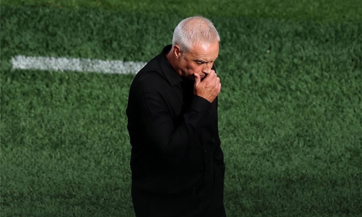 بسبب احتفالات الفراعنة.. مدرب نيوزيلندا يتحسر بعد الخسارة أمام مصر في كأس العالم