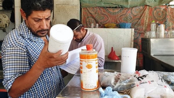 بعد عصير القصب.. ضبط مادة لغش التمر الهندي في أسوان