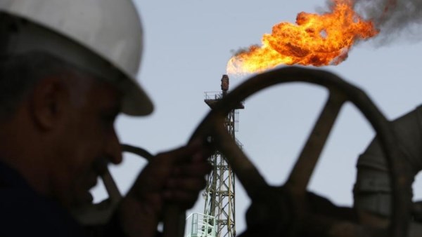 النفط يهبط بأكثر من 4% بعد اتفاق أمريكي إيراني مبدئي لإعادة فتح مضيق هرمز