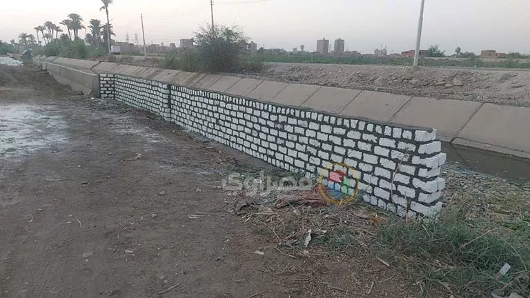 تركيب سور حماية حول ترعة أبوتيج بعد غرق 9 أطفال في أسيوط – فيديو وصور