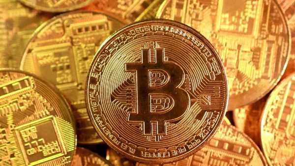 بيتكوين ترتفع بشكل طفيف وسط ترقب محادثات السلام بين واشنطن وطهران