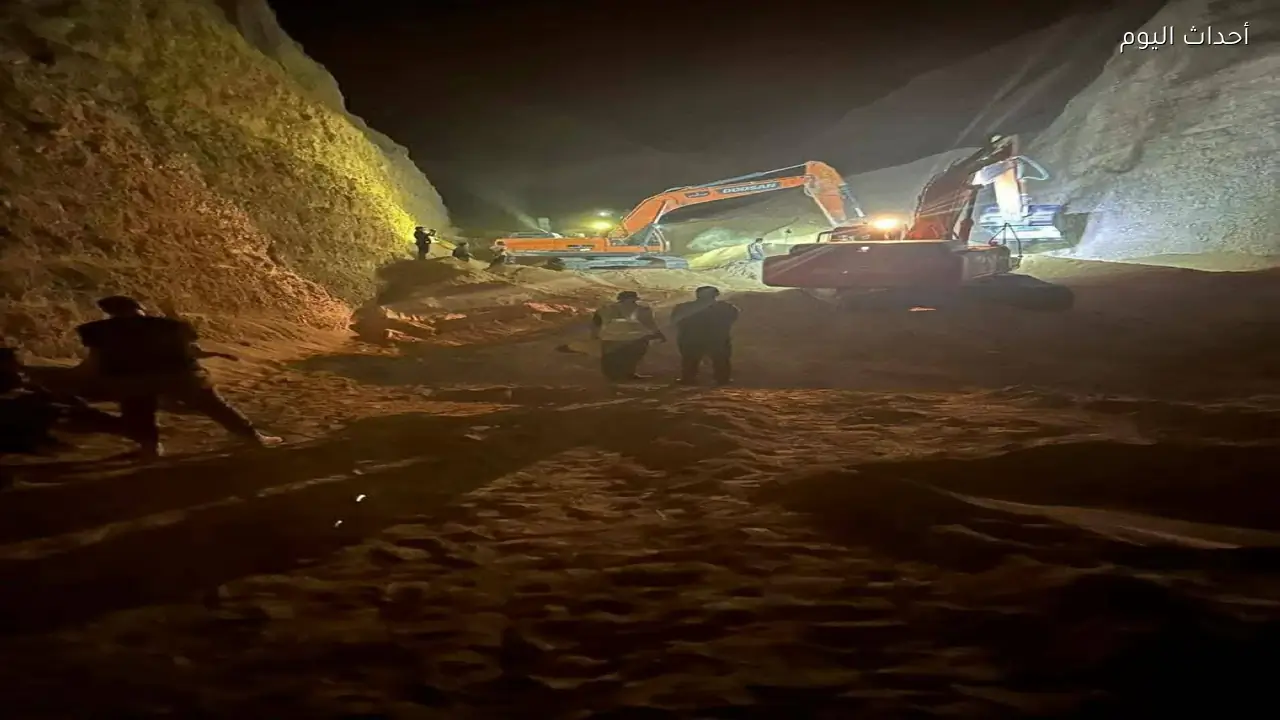 بينهم طفلان.. مصرع 3 عمال في انهيار جبلي مفاجئ بأحد محاجر السويس