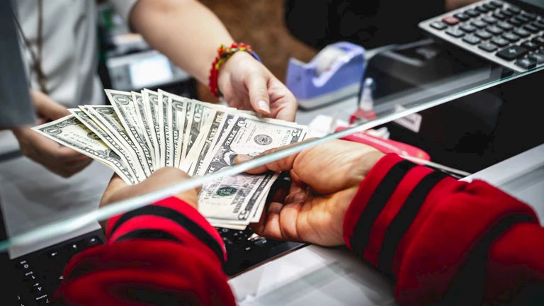 تراجع سعر الدولار مقابل الجنيه في 9 بنوك مع نهاية تعاملات الاثنين