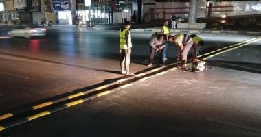 تركيب مطبات صناعية بشارع جامعة الدول العربية في حي العجوزة لتعزيز السلامة المرورية
