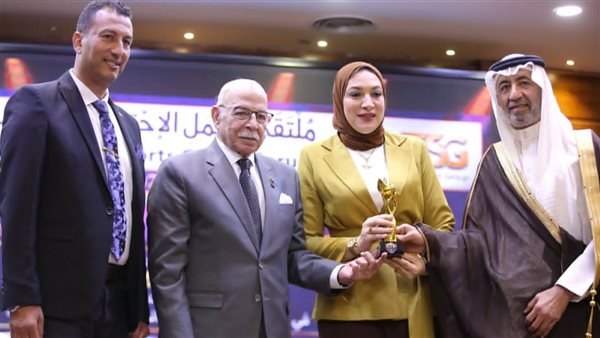 تكريم دينا الرفاعي في ملتقى صناعة الاحتراف لدورها البارز في تطوير كرة القدم النسائية