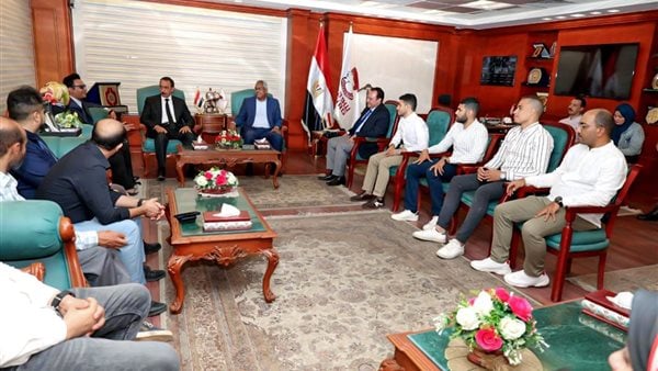 تمهيدا لإطلاق منظومة التأمين الصحي الشامل.. محافظ سوهاج يستقبل وفد الصحة لبدء تقييم المنشآت الطبية