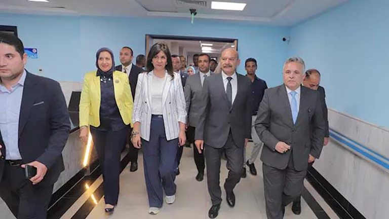 محافظ السويس والسفيرة نبيلة مكرم يتفقدان المستشفى الجامعي تمهيدًا للافتتاح (صور)
