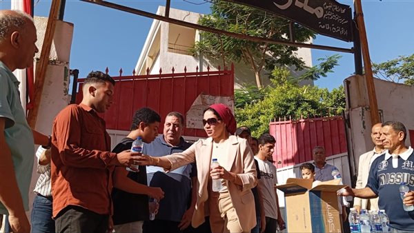 توزيع مياه وأقلام للطلاب المكفوفين قبل امتحان اللغة العربية في الفيوم