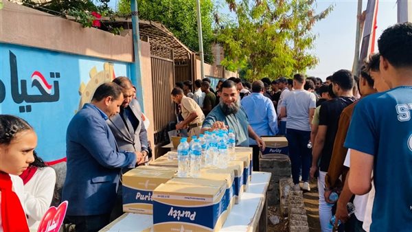 توزيع ورود ومياه وشيكولاتة على طلاب الثانوية العامة بالفيوم قبل دخول اللجان