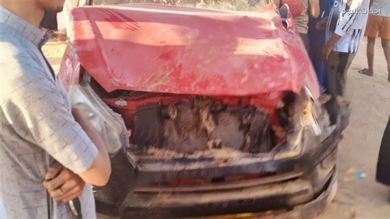 جميعهم عمال نظافة بشركة خاصة.. مصرع شخص وإصابة 36 آخرين إثر انقلاب سيارة ربع نقل بمطروح