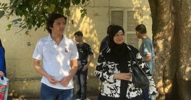 “حلمى أشوفه فى جامعة القاهرة”.. جدة تساند حفيدها أمام لجان الثانوية العامة