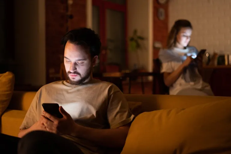كيف تؤثر التكنولوجيا على العلاقات الزوجية؟