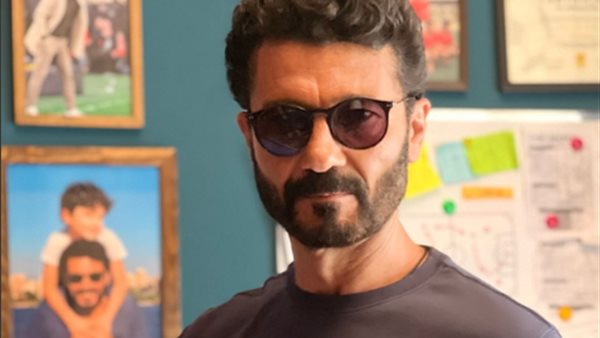خالد النبوي يروج لـ رحلة الطاهر: “هنبدأ رحلة الكابتن مع فريق البنات”