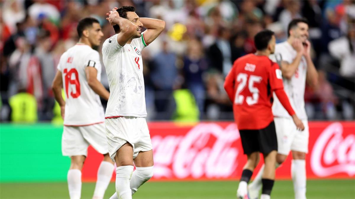 خبير تحكيمي يوضح صحة إلغاء هدف إيران ويشير إلى خطأ لاعب مصر