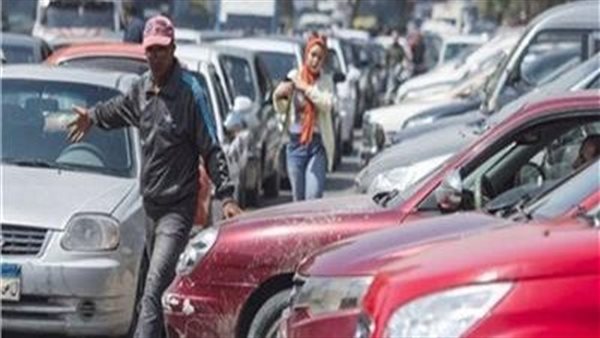 خبير مروري: عقوبة الحبس سنة وغرامة تصل إلى 10 آلاف جنيه لممارسي مهنة السايس بدون رخصة