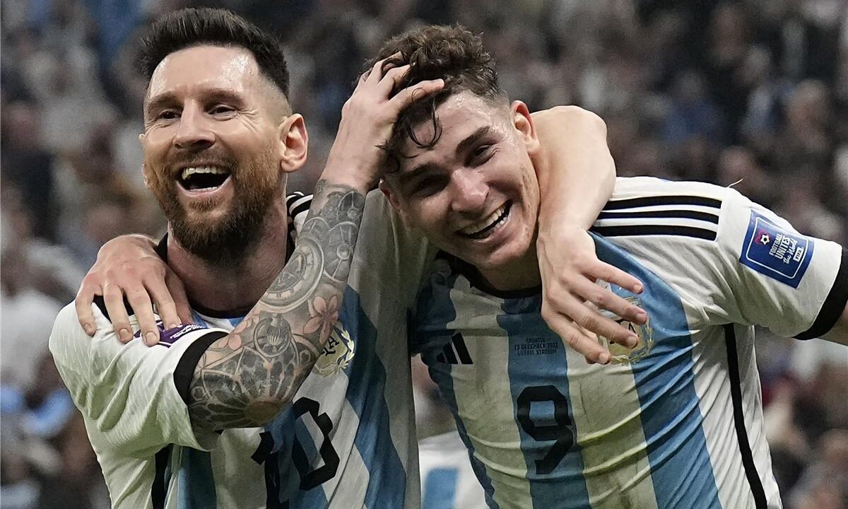 دور ميسي في انتقال جوليان ألفاريز إلى برشلونة