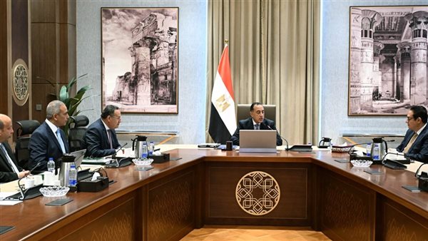 رئيس الوزراء يستعرض خطة تطوير مستشفيات قصر العيني