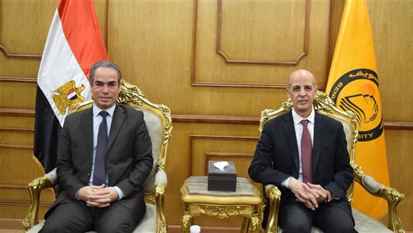 رئيس جامعة بني سويف والإعلامي أحمد المسلماني يشاركان في حفل تخرج كلية السياسة والاقتصاد