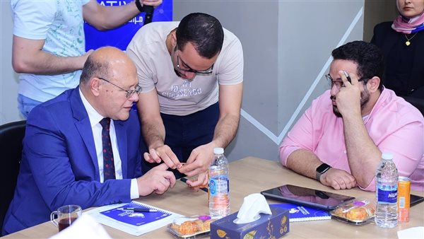 رئيس جامعة سوهاج يلتقي 12 شركة ناشئة من خريجي برامج “كرياتيفا”