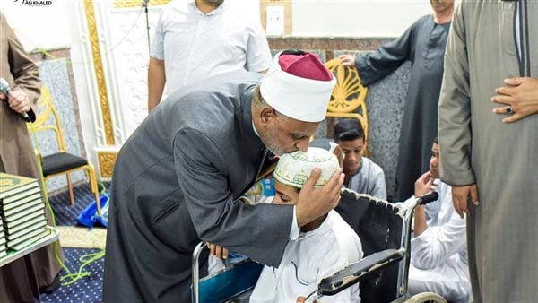 رئيس قطاع المعاهد يتابع توزيع المصاحف على الكتاتيب بقنا ضمن خطة الأزهر لدعم الأنشطة القرآنية