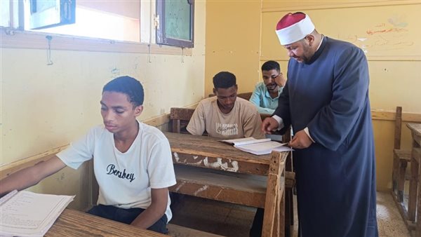 رئيس منطقة أسوان الأزهرية يتفقد لجان امتحانات إدفو شرق وغرب