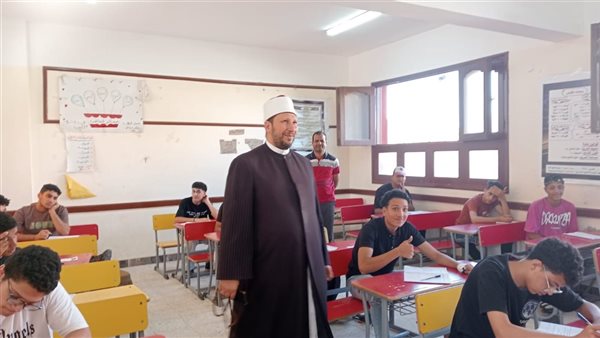 رئيس منطقة الإسكندرية الأزهرية يتابع امتحان الصرف