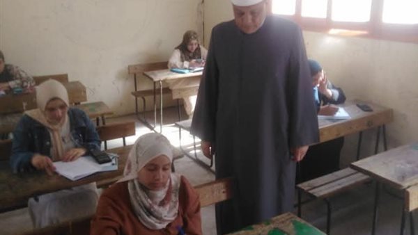 رئيس منطقة البحيرة الأزهرية يتابع امتحان الإحصاء بكفر الدوار