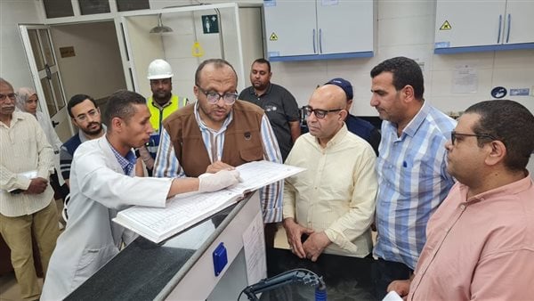 رئيس مياه سوهاج يتابع أعمال تأهيل محطة غرب السطحية.. ويراجع جودة السيب النهائي للصرف المعالج