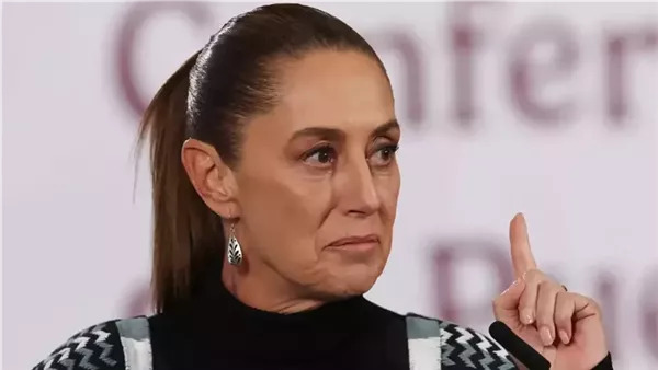 رئيسة المكسيك تهدي مقعدها في افتتاح المونديال لمشجعة بسبب غلاء التذاكر