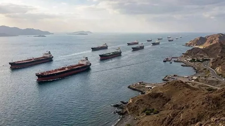إيران وعُمان تطرحان مقترحاً لفرض رسوم عبور في مضيق هرمز رغم الاعتراض الأمريكي