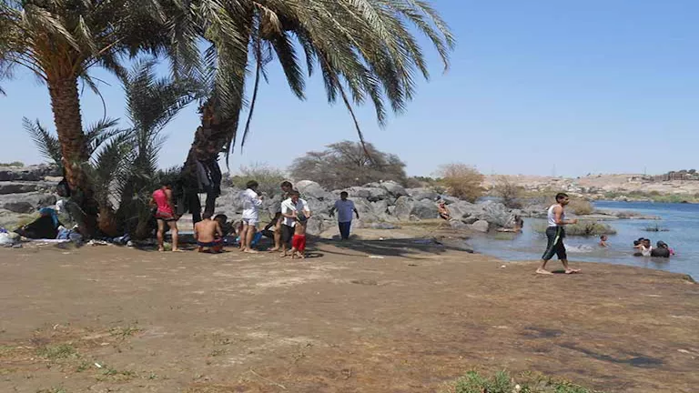 أهالي أسوان يتأقلمون مع حرارة الصيف: استراتيجيات ونصائح (صور)