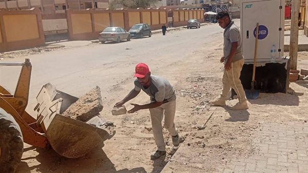 رفع مخلفات حفر أمام الشهر العقاري في حي فيصل بالسويس