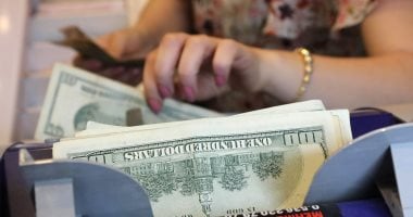سعر الدولار على مدار الساعة.. 49.82 جنيه شراء الأخضر فى بنك مصر