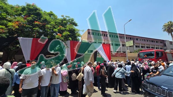 صور.. اللغة العربية ترسم الفرحة على وجوه طلاب الثانوية العامة بأول أيام الامتحانات